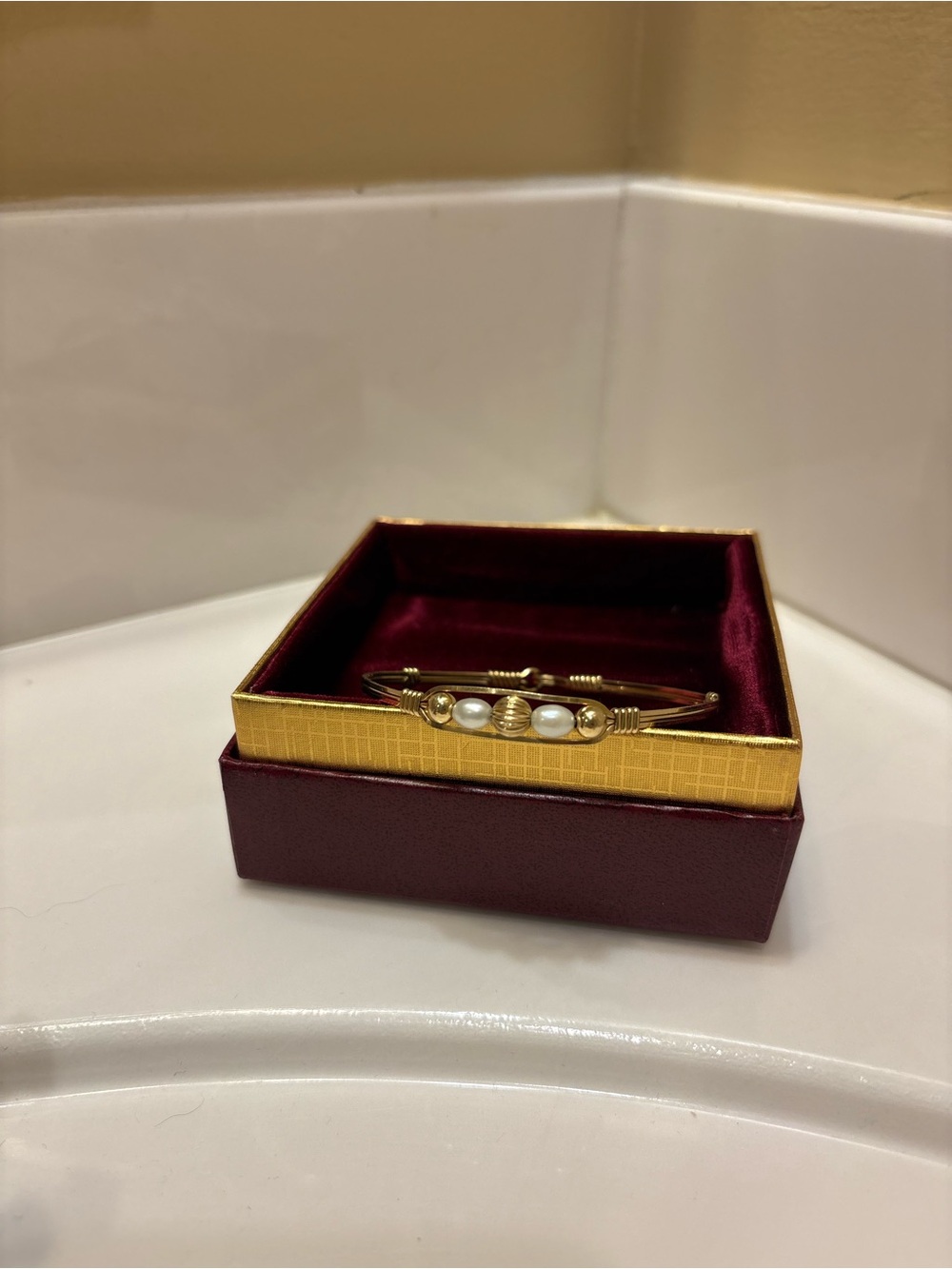 Ronaldo Gold-Tone Pearl Accent Women's Bangle Bracelet - Picture 2 of 2